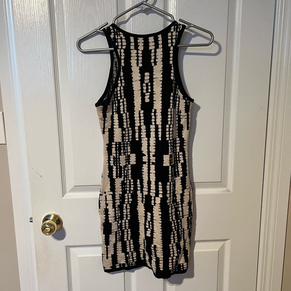Forever 21 black and beige geometric print dress! Size large! Worn 1 time - Picture 5 of 5